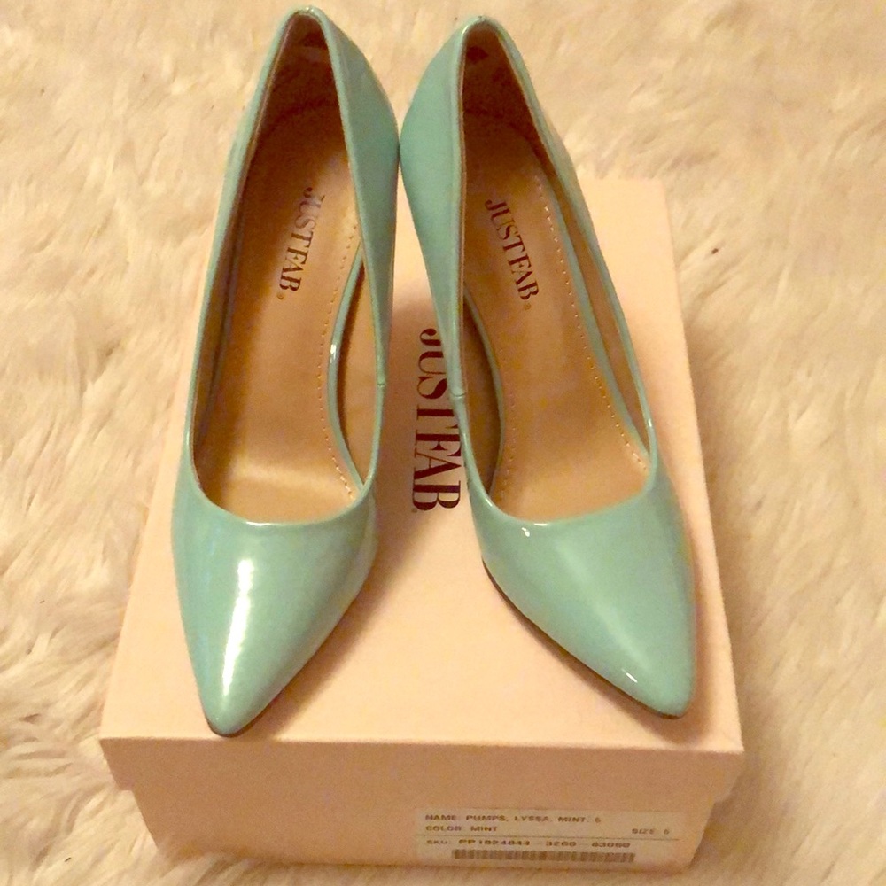 Mint heels size 6. Never worn